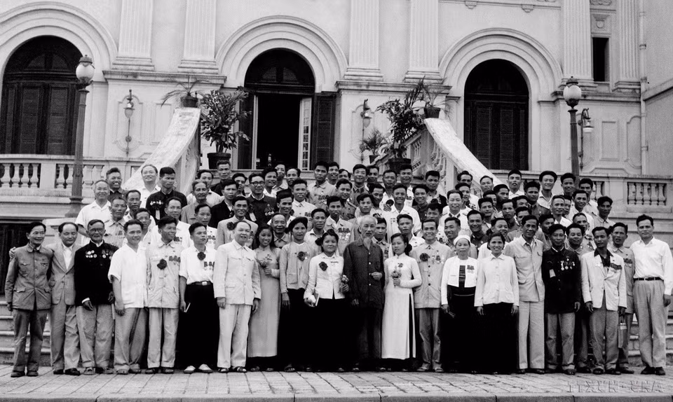 El 6 de mayo de 1962, en el Palacio Presidencial, el presidente Ho Chi Minh se reunió con delegados del primer, el segundo y el tercer Congreso de héroes y soldados de emulación (desde 1952 hasta1962). (Foto: VNA)