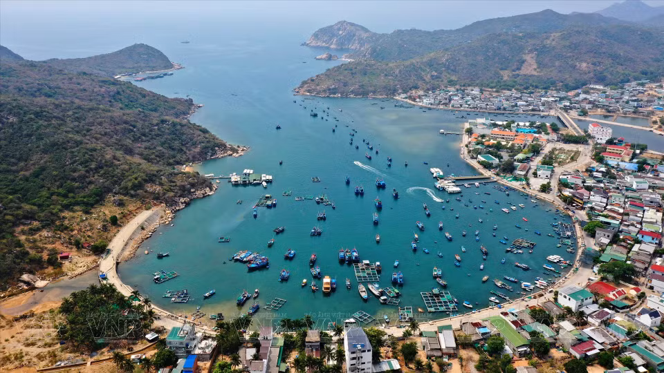 Vinh Hy Bay es una bahía en la comuna de Vinh Hai, distrito de Ninh Hai, provincia de Ninh Thuan, Vietnam, que se ubica a unos 42 kilómetros de la ciudad de Phan Rang - Thap Cham (Fuente: VNA)