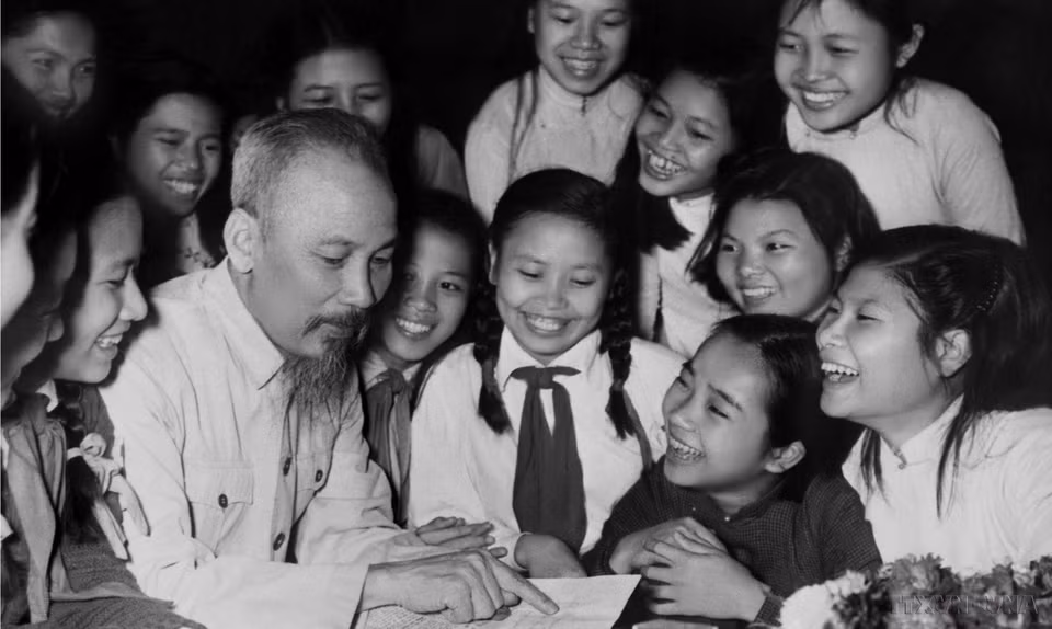Una delegación estudiantil de la escuela Trung Vuong, que representa a los estudiantes con excelentes logros en el movimiento de emulación por el mejor estudio de Hanoi, felicitó al Tío Ho por su cumpleaños, el 19 de mayo de 1958, en el Palacio Presidencial. (Foto: VNA)