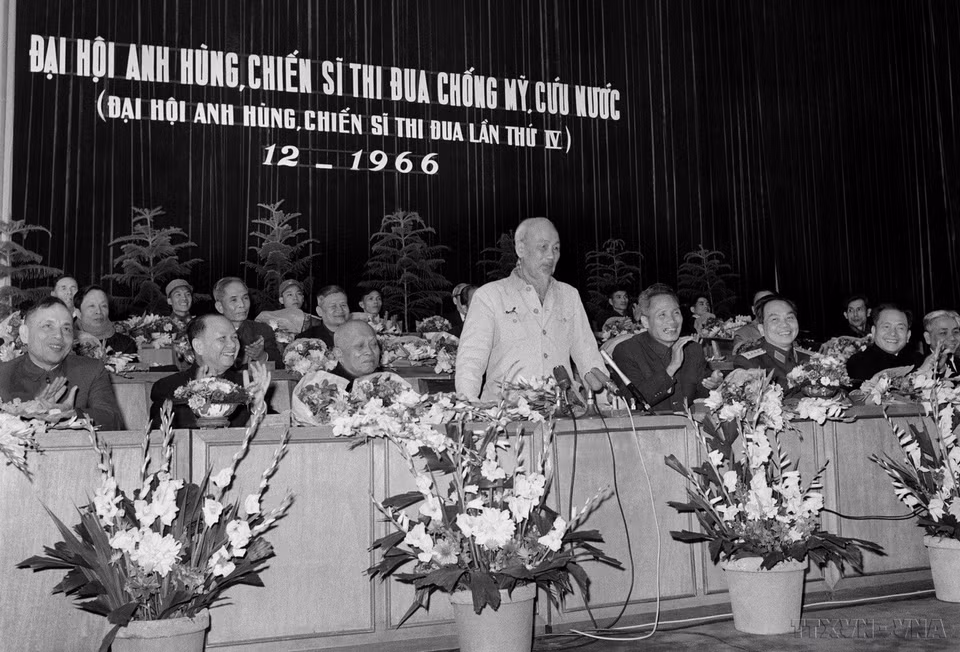El Presidente Ho Chi Minh pronunció un discurso en el Congreso de héroes y soldados de emulación en la lucha de resistencia contra Estados Unidos para la salvación nacional (el IV Congreso de Héroes y Soldados de Emulación), en diciembre de 1966, en Hanoi. (Foto: VNA)