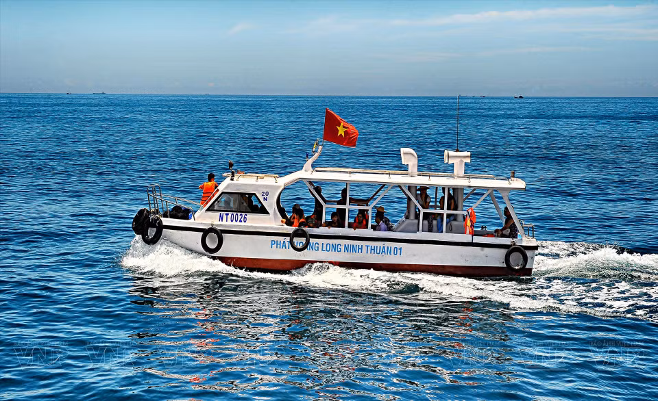 Los visitantes viajan en un bote con fondo de cristal para recorrer la bahía de manera más interesante (Fuente: VNA)