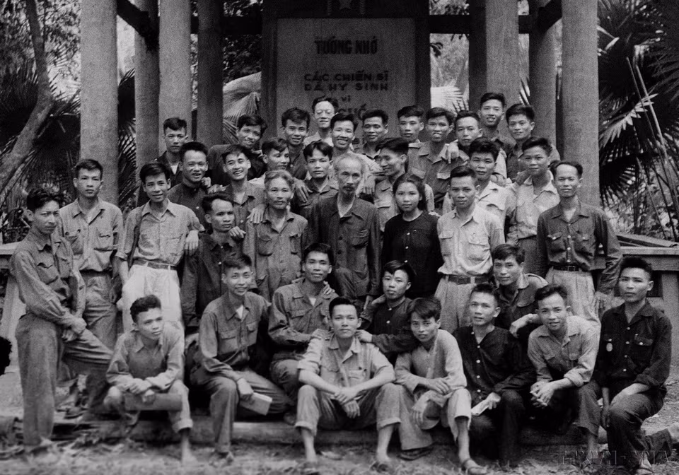 El Presidente Ho Chi Minh con delegados en el Congreso Nacional de soldados de emulación y cuadros destacados en Viet Bac (1 al 6 de mayo de 1952). (Foto: VNA)