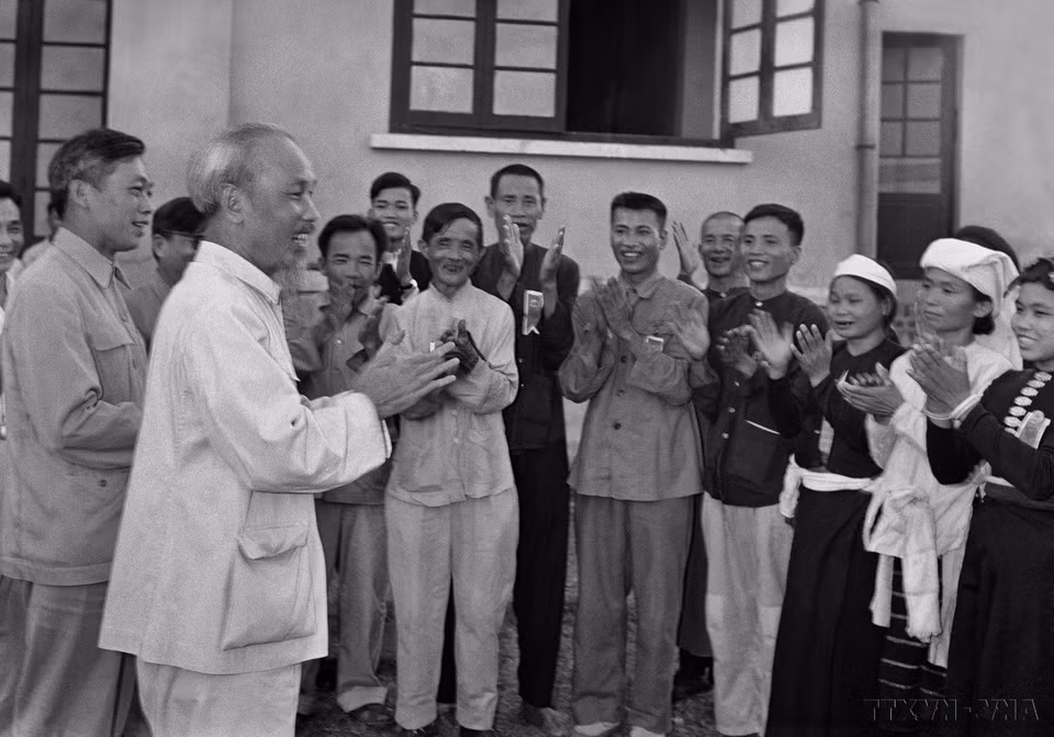 El Presidente Ho Chi Minh en el encuentro con los delegados del Congreso Nacional de héroes y soldados de emulación en la agricultura y ayuda mutua (Hanoi, 23 de mayo de 1957). (Foto: VNA)