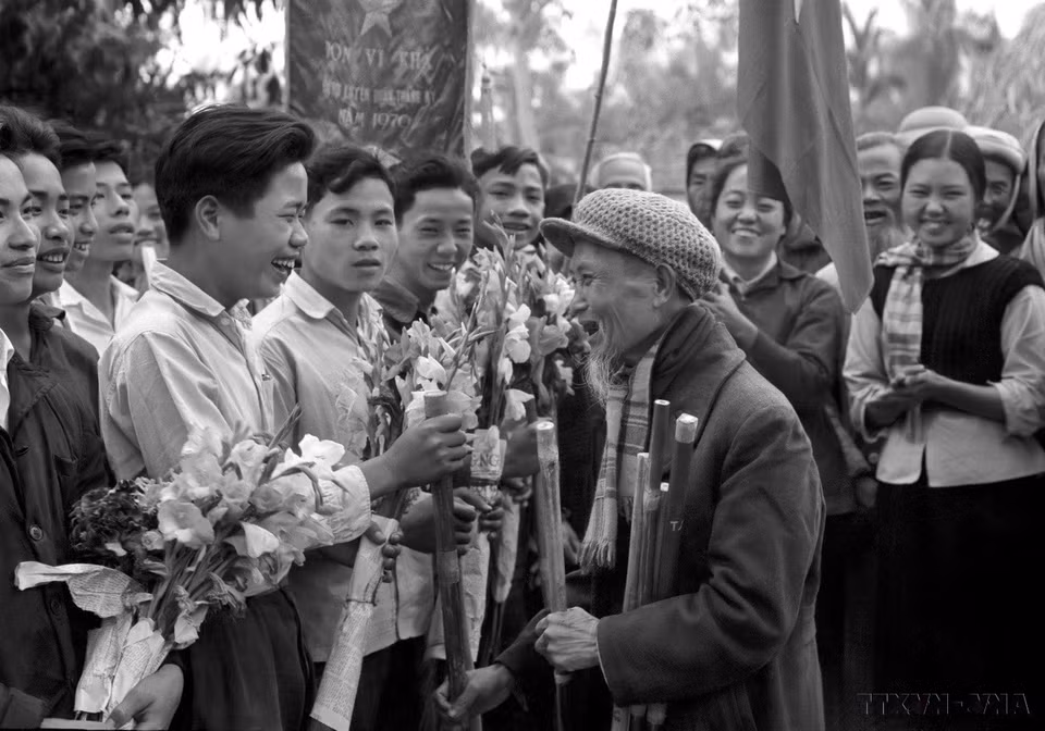 El movimiento "Bastón de Truong Son" se lanzó ampliamente en el norte, lo cual contribuyó a alentar y crear más fuerza para los jóvenes que cruzaron la cordillera Truong Son hacia el Sur para incorporarse a la lucha contra Estados Unidos. (Foto: VNA)