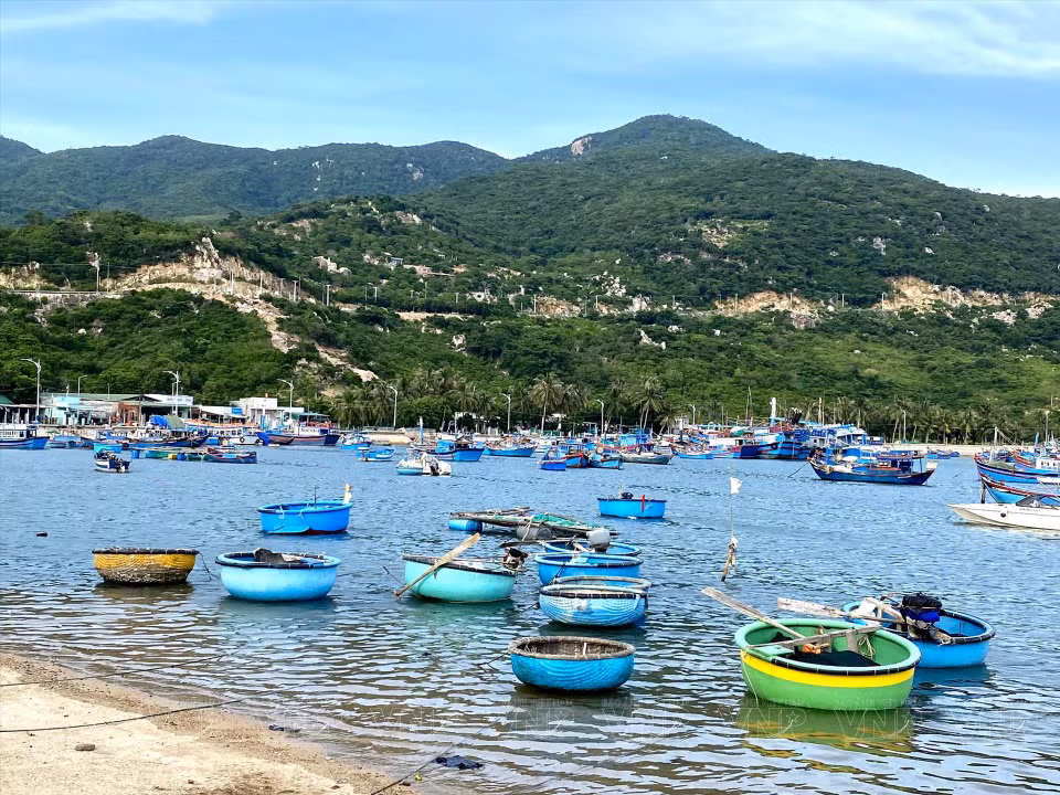 Explorar la vida del pueblo de pescadores es una de las experiencias favoritas de los turistas cuando visitan la bahía de Vinh Hy (Fuente: VNA)