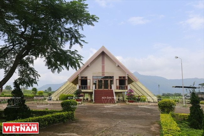 Un pequeño museo exhibe imágenes, armas y objetos de la invasión, y documentos detallados sobre la campaña Khe Sanh.