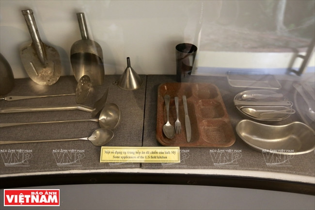 Utensilios de cocina utilizados por los soldados estadosunidendes en la guerra se presentan en el sitio.