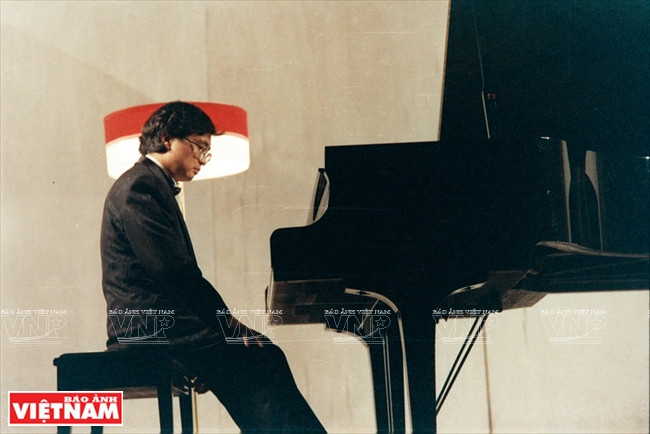 Thai Son actuó en la Ópera de Hanoi en diciembre de 1993.