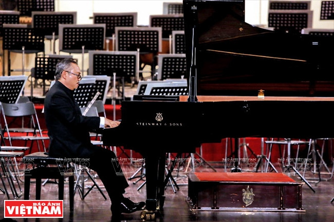 Dang Thai Son como solista en un programa en la Ópera de Hanoi, en marzo de 2016. 