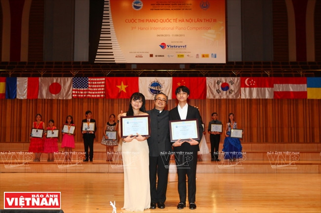 Dang Thai Son y concursantes en la tercera edición del torneo, en 2015.