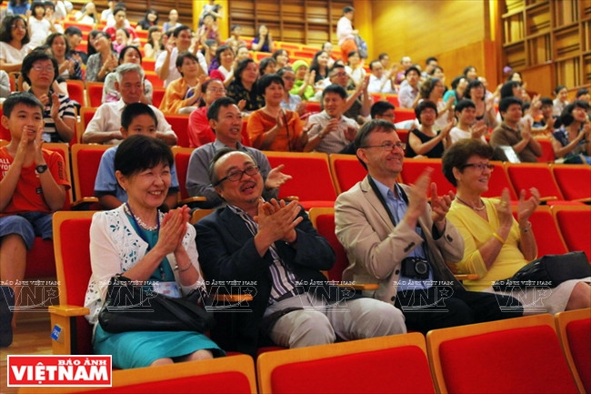 Aunque reside en Canadá, regresa todos los años a Vietnam y participa en el Concurso Internacional de piano de Hanoi como presidente de honor. 