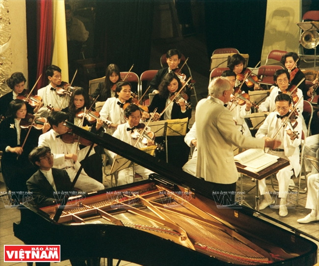 Thai Son y la Orquesta Nacional de Vietnam, bajo la batuta del británico F.Peter