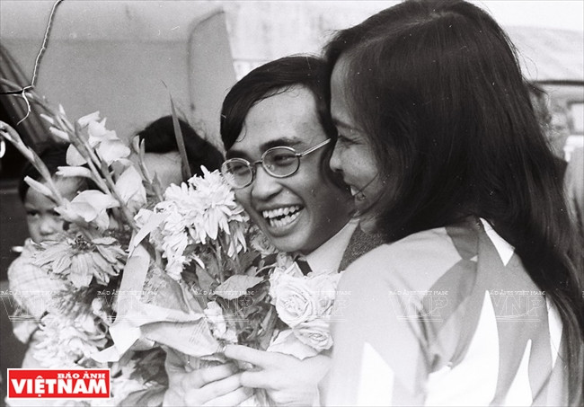 Espectadores y exmaestros de Thai Son le congratularon después de un programa en los años 80. 