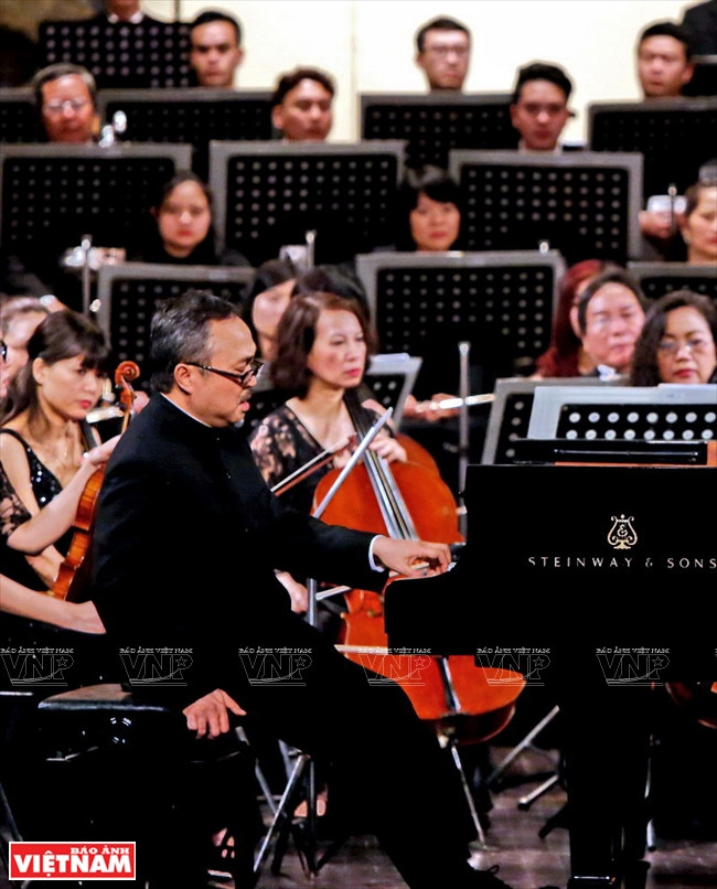 Un momento de improvisación cuando toca el piano con una mano 