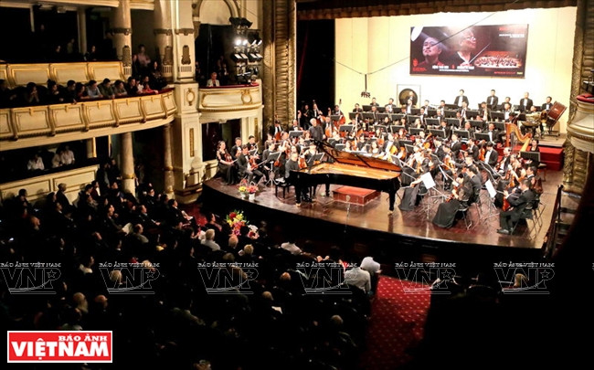 La Ópera de Hanoi durante una actuación de Thai Son. 