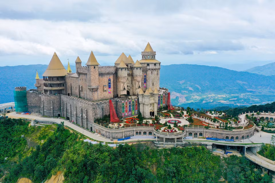 El jardín de flores y el antiguo castillo crean una hermosa escena única en el área turística Sun World Ba Na Hills. (Foto: VNA)