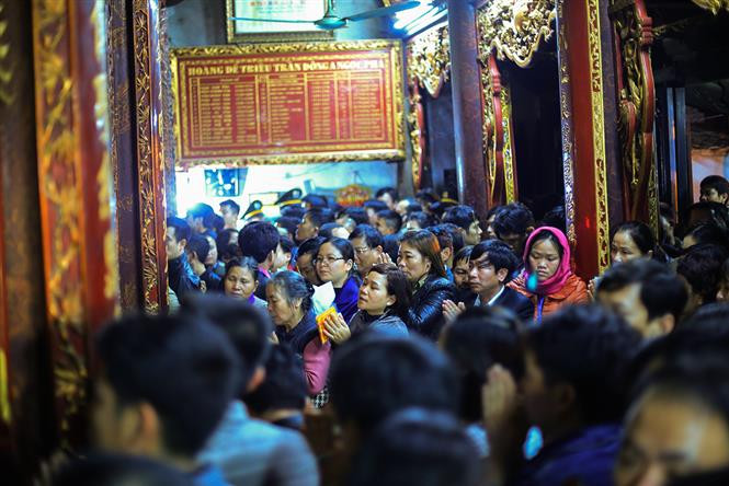 Multitudes de pobladores acudieron al templo Thien Truong para orar por un año de salud, felicidad y prosperidad.(Fuente: VNA)