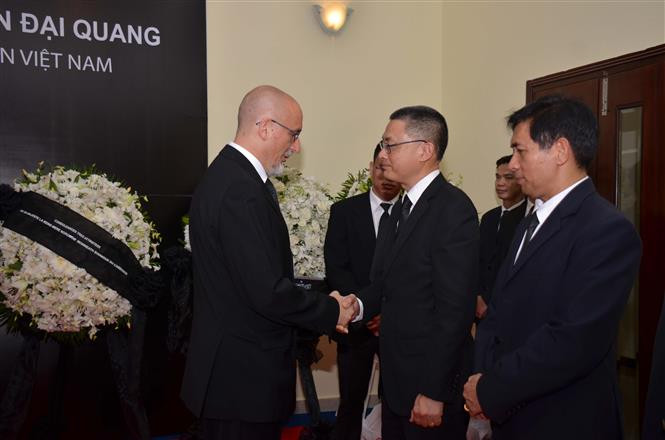 El embajador de Rusia en Camboya rinde homenaje al extinto presidente Tran Dai Quang en la sede diplomática de Vietnam en Phnom Penh (Fuente: VNA)