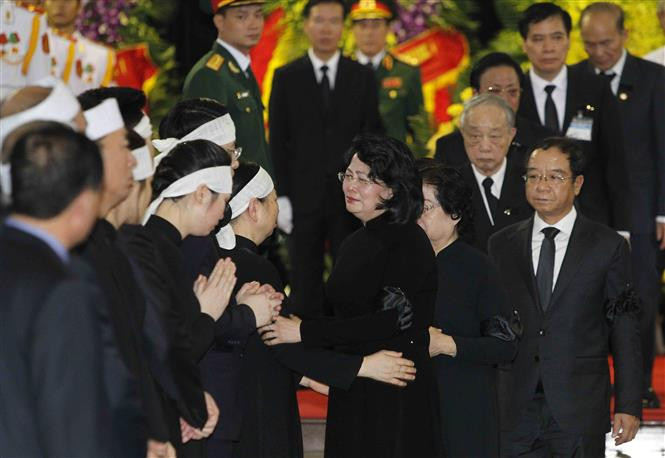 La presidenta interina de Vietnam, Dang Thi Ngoc Thinh, expresa su pésame por el deceso del presidente Tran Dai Quang (Fuente: VNA)