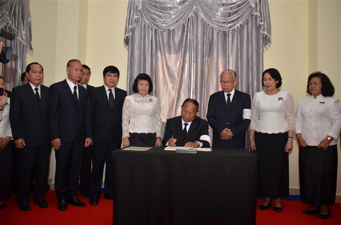  Una delegación del Partido Popular de Camboya, dirigida por su presidente honorario y titular de la Asamblea Nacionalm Heng Samrin, rinde homenaje al presidente vietnamita Tran Dai Quang (Fuente: VNA)
