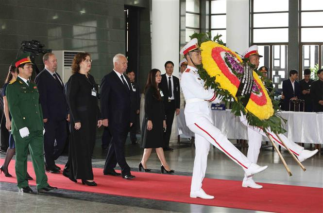 La vicepresidenta de la Duma Estatal (Cámara baja) de la Federación Rusa, Olga Nikolaevna Yepifanova, al frente de una delegación de Moscú, rinde homenaje al presidente Tran Dai Quang (Fuente: VNA)