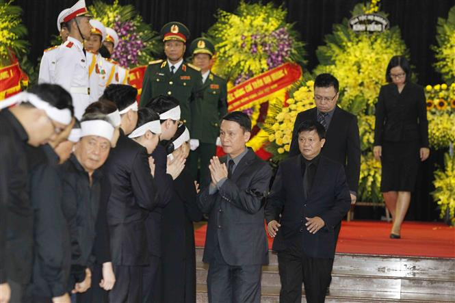 Una delegación de la Agencia Vietnamita de Noticias, encabezada por su director general, Nguyen Duc Loi, rinde tributo al presidente Tran Dai Quang (Fuente: VNA)