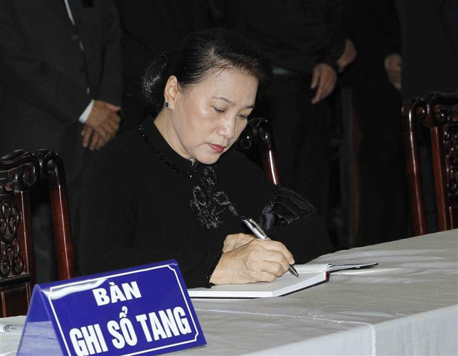 La presidenta de la Asamblea Nacional de Vietnam, Nguyen Thi Kim Ngan, expresa en el libro de condolencias su pésame por el deceso del presidente Tran Dai Quang (Fuente: VNA)