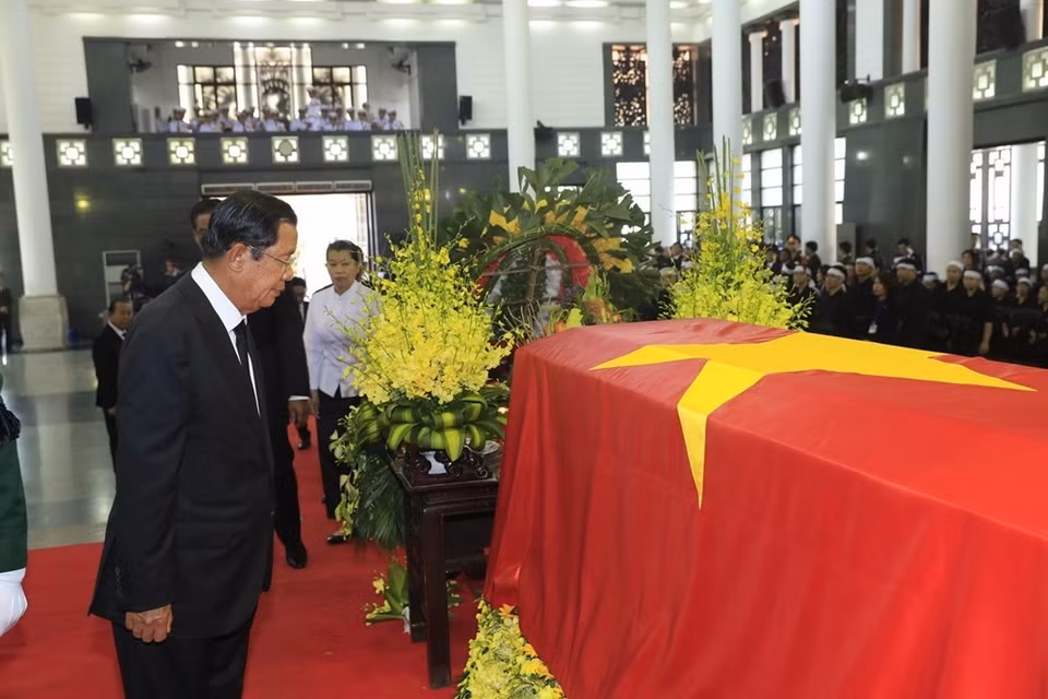 El primer ministro camboyano, Samdech Techo Hun Sen, rinde homenaje al presidente Tran Dai Quang (Fuente: VNA)