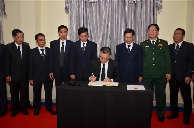 El embajador de Vietnam en Camboya, Vu Quang Minh, expresa su pésame en el libro de condolencias dedicado al presidente Tran Dai Quang (Fuente: VNA)