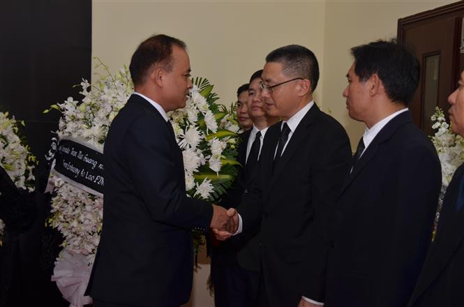 El embajador de Laos en Camboya rinde homenaje al presidente vietnamita Tran Dai Quang (Fuente: VNA)