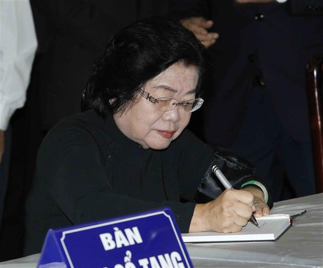 La exvicepresidenta vietnamita Truong My Hoa expresa en el libro de condolencias su pésame por el deceso del presidente Tran Dai Quang (Fuente: VNA)