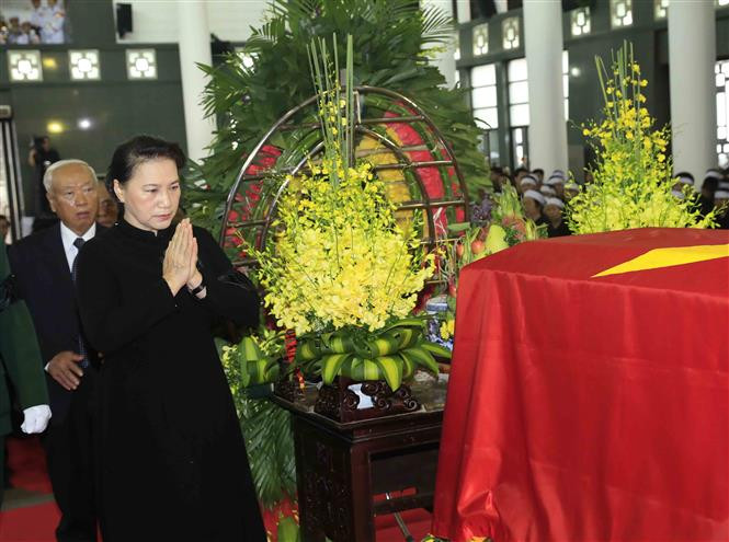 La delegación de la Asamblea Nacional de Vietnam, encabezada por su presidenta, Nguyen Thi Kim Ngan, rinde homenaje al presidente Tran Dai Quang (Fuente: VNA)