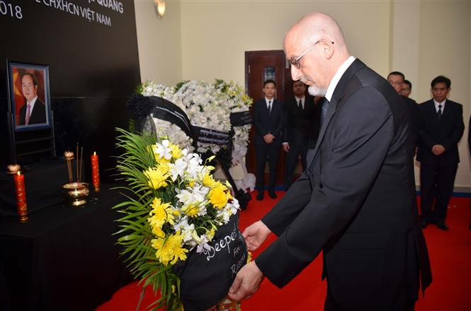 El embajador de Rusia en Camboya rinde homenaje al extinto presidente Tran Dai Quang en la sede diplomática de Vietnam en Phnom Penh (Fuente: VNA)