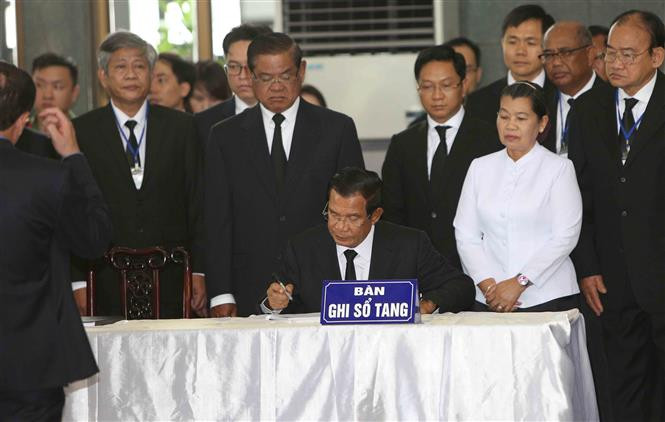 El primer ministro de Camboya, Samdech Techo Hun Sen, expresa en el libro de condolencias su pésame por la partida física del presidente de Vietnam, Tran Dai Quang (Fuente: VNA)