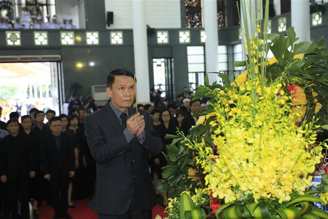 Una delegación de la Agencia Vietnamita de Noticias, encabezada por su director general, Nguyen Duc Loi, rinde tributo al presidente Tran Dai Quang (Fuente: VNA)