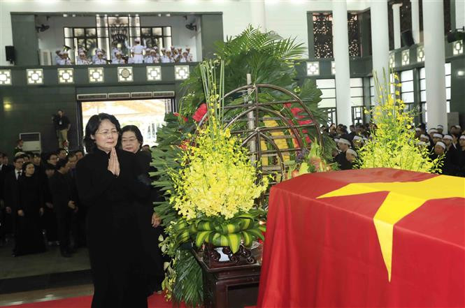 La presidenta interina de Vietnam, Dang Thi Ngoc Thinh, rinde homenaje al presidente Tran Dai Quang (Fuente: VNA)