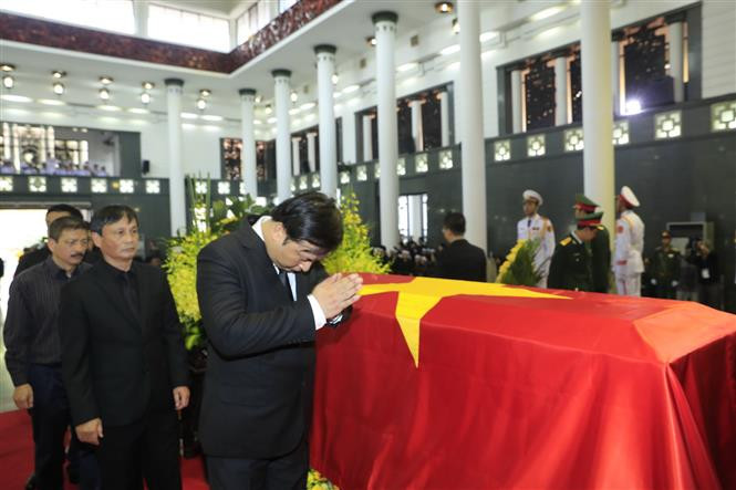 Una delegación de la Agencia Vietnamita de Noticias, encabezada por su director general, Nguyen Duc Loi, rinde tributo al presidente Tran Dai Quang (Fuente: VNA)