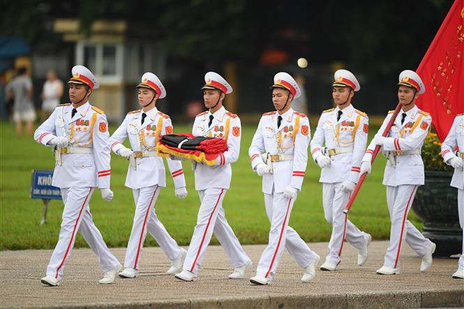 Ceremonia de izamiento de bandera a media asta en la plaza Ba Dinh (Fuente: VNA)