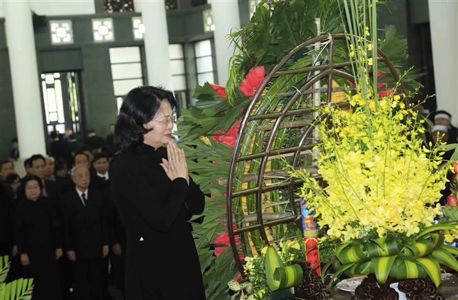 La presidenta interina de Vietnam, Dang Thi Ngoc Thinh, rinde homenaje al presidente Tran Dai Quang (Fuente: VNA)
