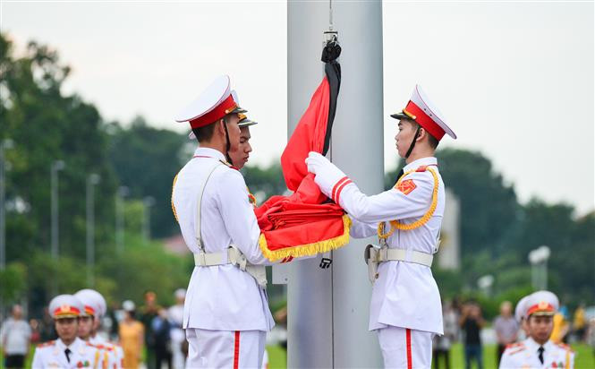Ceremonia de izamiento de bandera a media asta en la plaza Ba Dinh (Fuente: VNA)