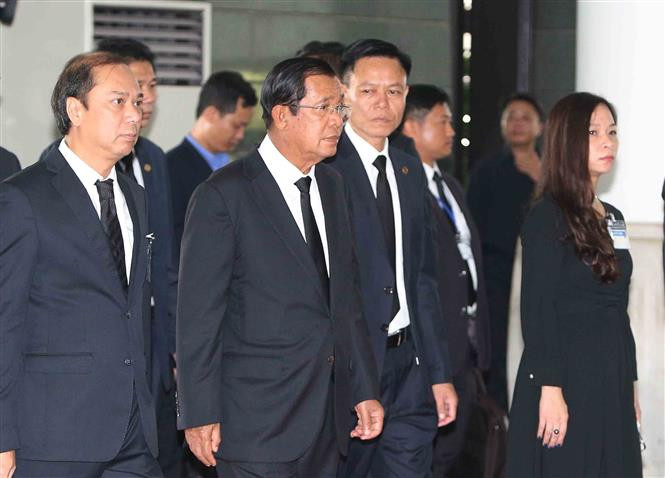 El primer ministro de Camboya, Samdech Techo Hun Sen, rinde homenaje al presidente de Vietnam, Tran Dai Quang (Fuente: VNA)
