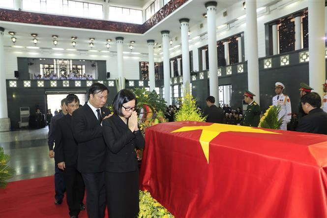 Una delegación de la Agencia Vietnamita de Noticias, encabezada por su director general, Nguyen Duc Loi, rinde tributo al presidente Tran Dai Quang (Fuente: VNA)