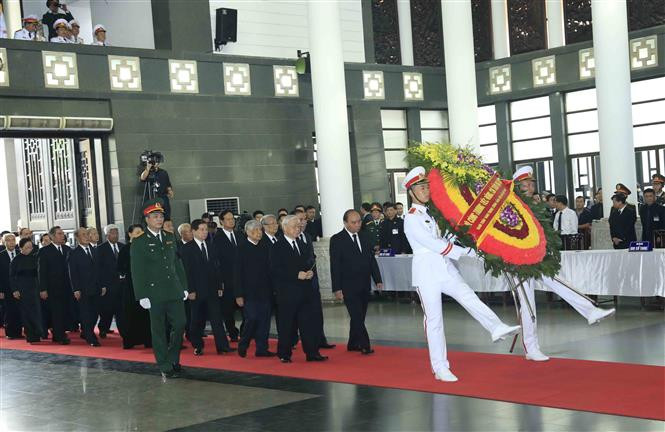 La delegación del Comité Central del Partido Comunista de Vietnam, encabezada por su secretario general, Nguyen Phu Trong, rinde homenaje al presidente Tran Dai Quang (Fuente: VNA)