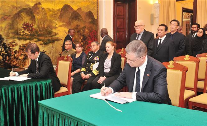 Embajadores y Encargados de Negocios de diferentes países en Vietnam rinden homenaje al presidente Tran Dai Quang (Fuente: VNA)