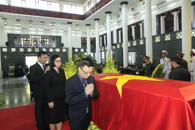 Una delegación de la Agencia Vietnamita de Noticias, encabezada por su director general, Nguyen Duc Loi, rinde tributo al presidente Tran Dai Quang (Fuente: VNA)
