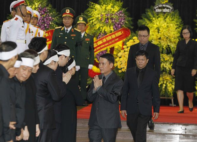 Una delegación de la Agencia Vietnamita de Noticias, encabezada por su director general, Nguyen Duc Loi, rinde tributo al presidente Tran Dai Quang (Fuente: VNA)