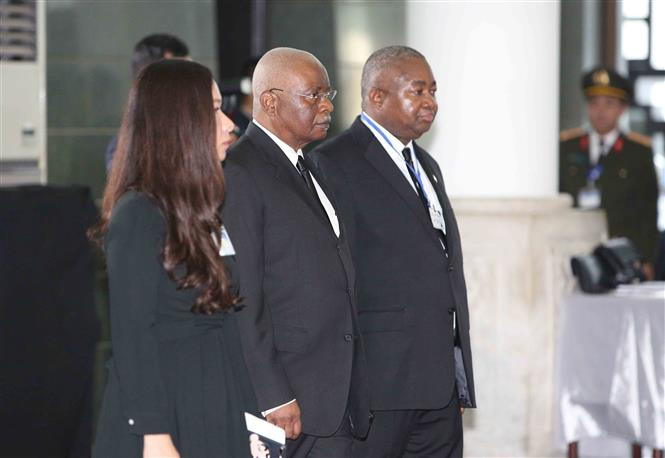 Una delegación de Mozambique, encabezada por su expresidente Armando Emilio Guebuza, rinde tributo al presidente de Vietnam, Tran Dai Quang (Fuente: VNA)