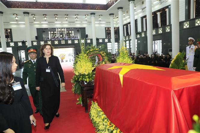 La vicepresidenta de la Duma Estatal (Cámara baja) de la Federación Rusa, Olga Nikolaevna Yepifanova, al frente de una delegación de Moscú, rinde homenaje al presidente Tran Dai Quang (Fuente: VNA) 