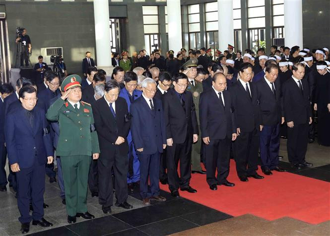 La delegación del Gobierno de Vietnam, encabezada por el primer ministro, Nguyen Xuan Phuc, rinde homenaje al presidente Tran Dai Quang (Fuente: VNA)