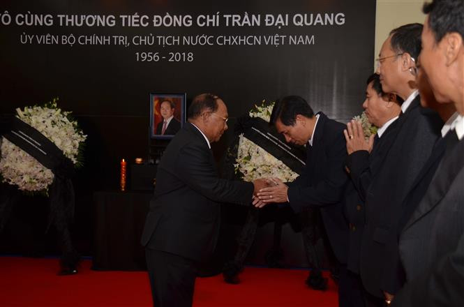  Una delegación del Partido Popular de Camboya, dirigida por su presidente honorario y titular de la Asamblea Nacionalm Heng Samrin, rinde homenaje al presidente vietnamita Tran Dai Quang (Fuente: VNA)